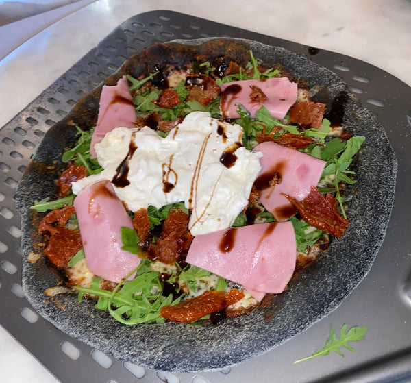 réalisation pizza type burratina à la patte noir avec four à pizza électrique